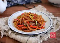 Illustration of how to stir-fry pork skin with onions and peppers 14