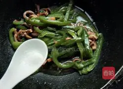 Illustration of how to make fried squid with green pepper 5