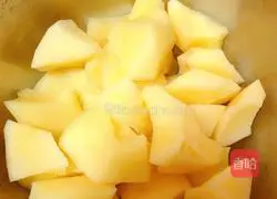 Illustration of home-style braised pork ribs and potatoes 4 