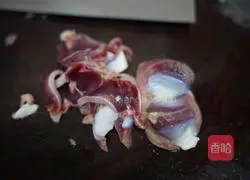 Illustration of how to stir-fry duck gizzards 1