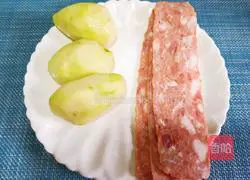 Illustration of how to make steamed potato slices with bacon 2