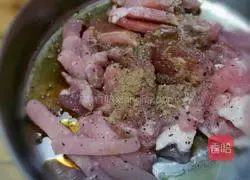 Illustration of how to make stir-fried shredded pork with coriander 3