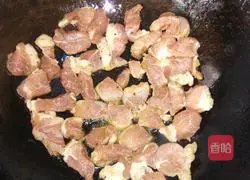 Illustration of how to make garlic and cumin pork cubes 2