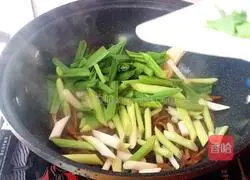 Illustration of how to stir-fry garlic leaves and dry them 6