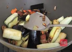 Illustration of how to make bacon and eggplant stew 11