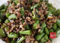 Illustration of how to stir-fry green beans with olives, vegetables and minced meat 3