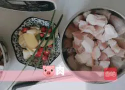 Illustration of how to make cabbage and pork stewed vermicelli 1