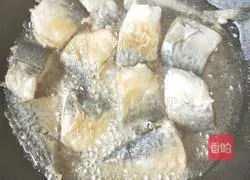 Illustration of how to cook mackerel stewed in iron pot 3