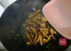 Illustration of how to make fragrant chicken feet 9