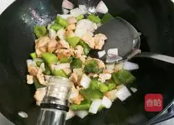 Illustration of how to make diced onions, green peppers and chicken legs 13