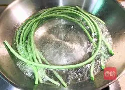 Illustration of how to make long beans stuffed with meat 5