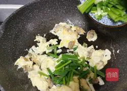 Illustration of how to make scrambled eggs with scallop meat 9