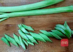 Illustration of how to make fried shrimps and celery 4
