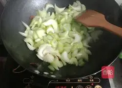 Illustration of how to stir-fry celery and bean curd 2