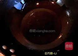 Illustration of how to make braised pork elbows with rock sugar 13