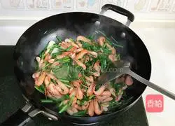 Illustration of how to make stir-fried river shrimp with leeks 7