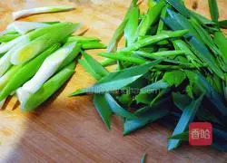 Illustration of how to stir-fry bacon with green garlic 2