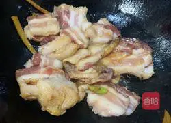 Illustration of how to make cabbage and pork stewed vermicelli 4