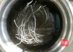 Illustration of how to make pickled cabbage, vermicelli and meat 5