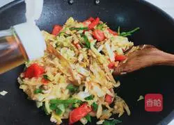 Illustration of how to stir-fry three shredded silkworms 8