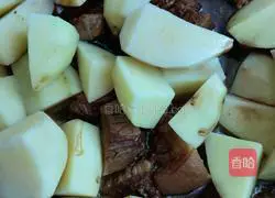 Illustration of how to make braised pork with potatoes 6