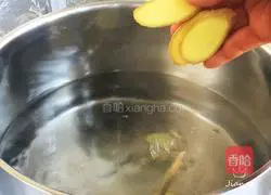 Illustration of how to stew spring bamboo shoots with plum meat bones 3