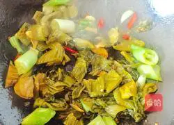 Illustration of how to make pickled cabbage and potato ribs 9