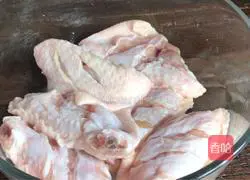 Illustration of how to bake wings with pancake pan 4