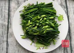 Illustration of how to make fried chive flowers with shrimps 11