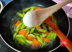 Illustration of how to make fried shrimp and celery 8