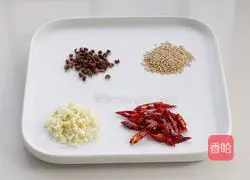 Illustration of how to make celery mixed with yuba 2