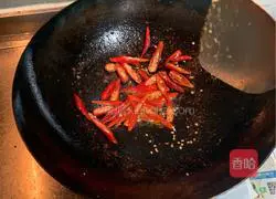 Illustration of how to stir-fry shredded pork with lettuce 5