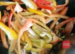 Illustration of how to make fried pork slices with colored pepper 6