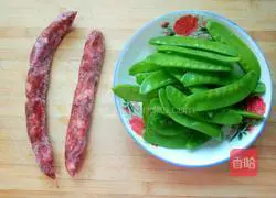 Illustration of how to make fried sausage with snow peas 1