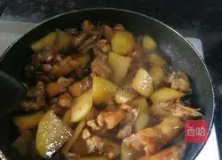 Illustration of how to cook chicken legs and potatoes 4