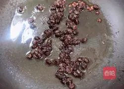 Illustration of how to stir-fry sausages with black beans and garlic sprouts 5