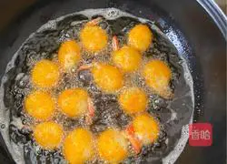 Illustration of how to make mashed potato and shrimp balls 3