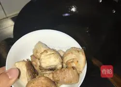 Illustration of how to stew fish in iron pot 7