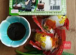Illustration of how to make sea duck egg steamed lactone tofu 1