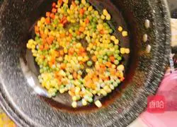 Illustration of how to stir-fry diced carrots, corn kernels and green beans 3