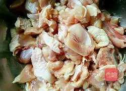 Illustration of how to make mushroom stewed chicken 1