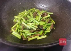 Illustration of how to make fried beef with garlic moss 15