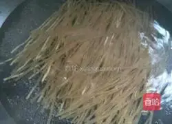 Illustration of how to make fried vermicelli with shredded pepper and pork 4