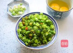 Illustration of how to make fried chili eggs with soy sauce 1