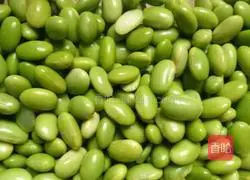 Illustration of how to stir-fry edamame with spicy minced pork and millet 2