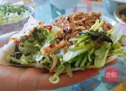 Illustration of how to make shredded pork with Beijing sauce 12