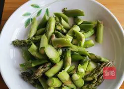 Illustration of how to make garlic asparagus and beef cubes 2