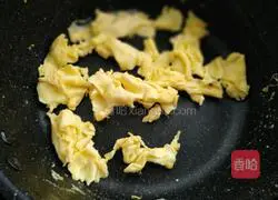 Illustration of how to make scrambled eggs with lettuce and vegetables 6