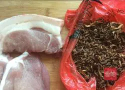 Illustration of how to make roasted pork with dried beans 1