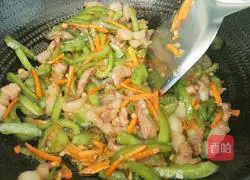 Illustration of how to stir-fry meat with carrots and green peppers 15